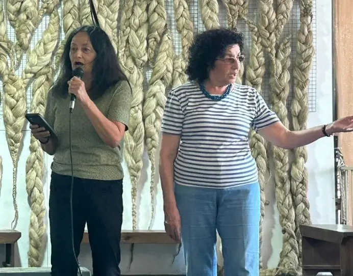 לתדהמת כולם, הזמרת האגדית בת ה-96 עלתה לשיר. גם בתה, השרה לשעבר, הצטרפה