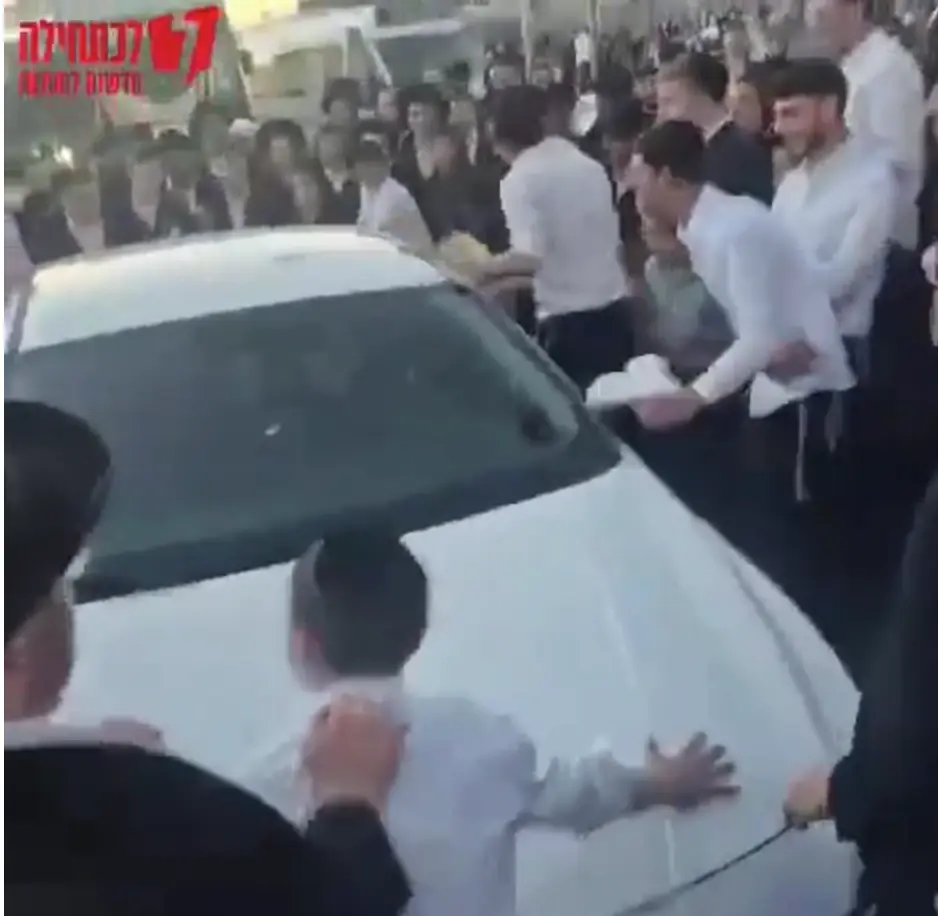 מטלטלים את רכבה - ופותחים את הדלת: קצינת המשטרה והאם השכולה שנקלעה להפגנת החרדים | תיעוד