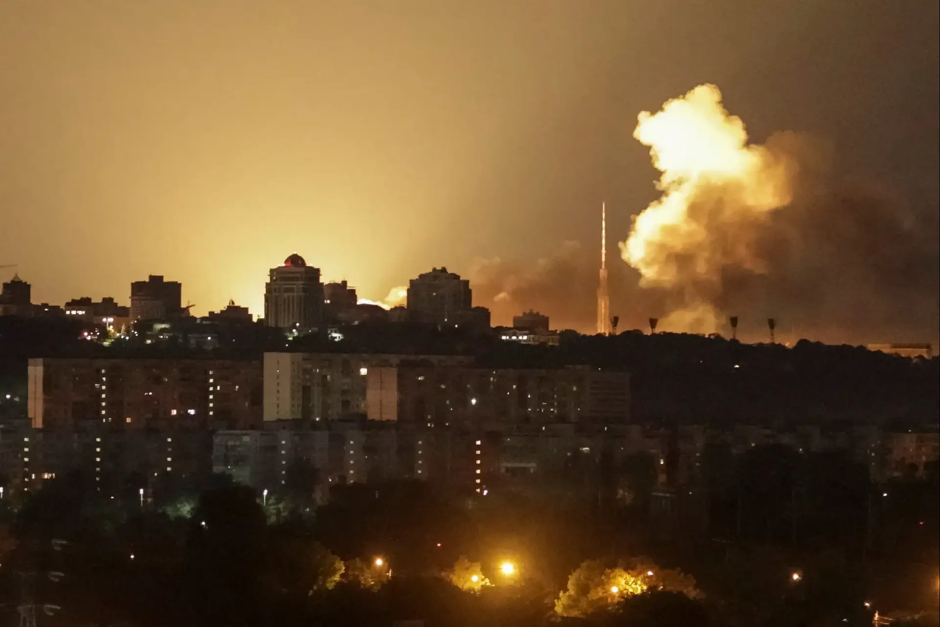 לילה של טילים באוקראינה: 13 הרוגים מתקיפות רוסיות, עמודי עשן בקייב