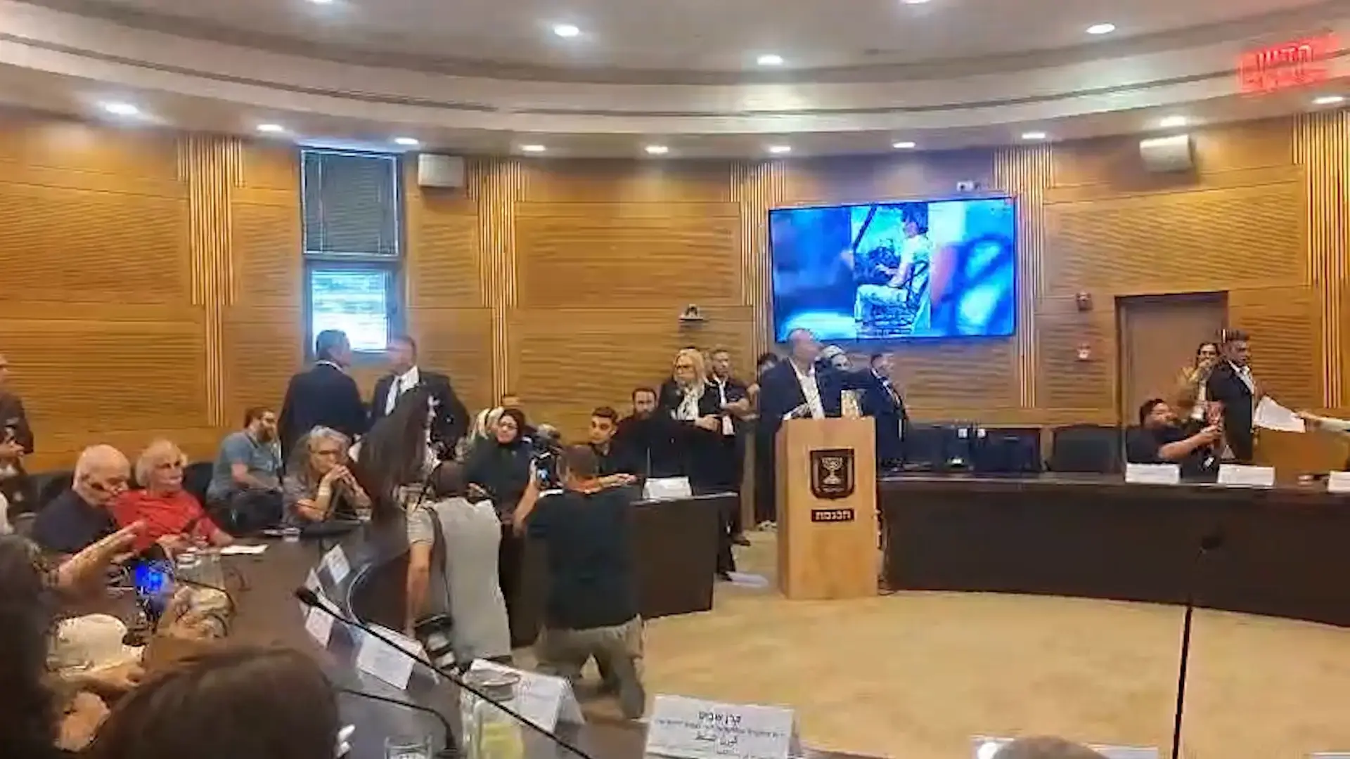כהן מצלם, ואטורי מתפרץ וגוטליב משתוללת: מהומת ענק בדיון "כך עושים טרנספר"