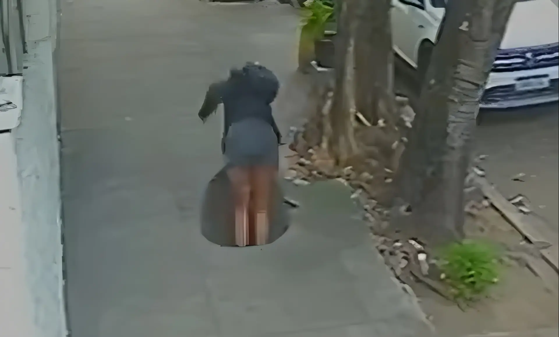 הביטה בנייד בזמן שצעדה ברחוב - ונבלעה בשניות אל תוך בטן האדמה