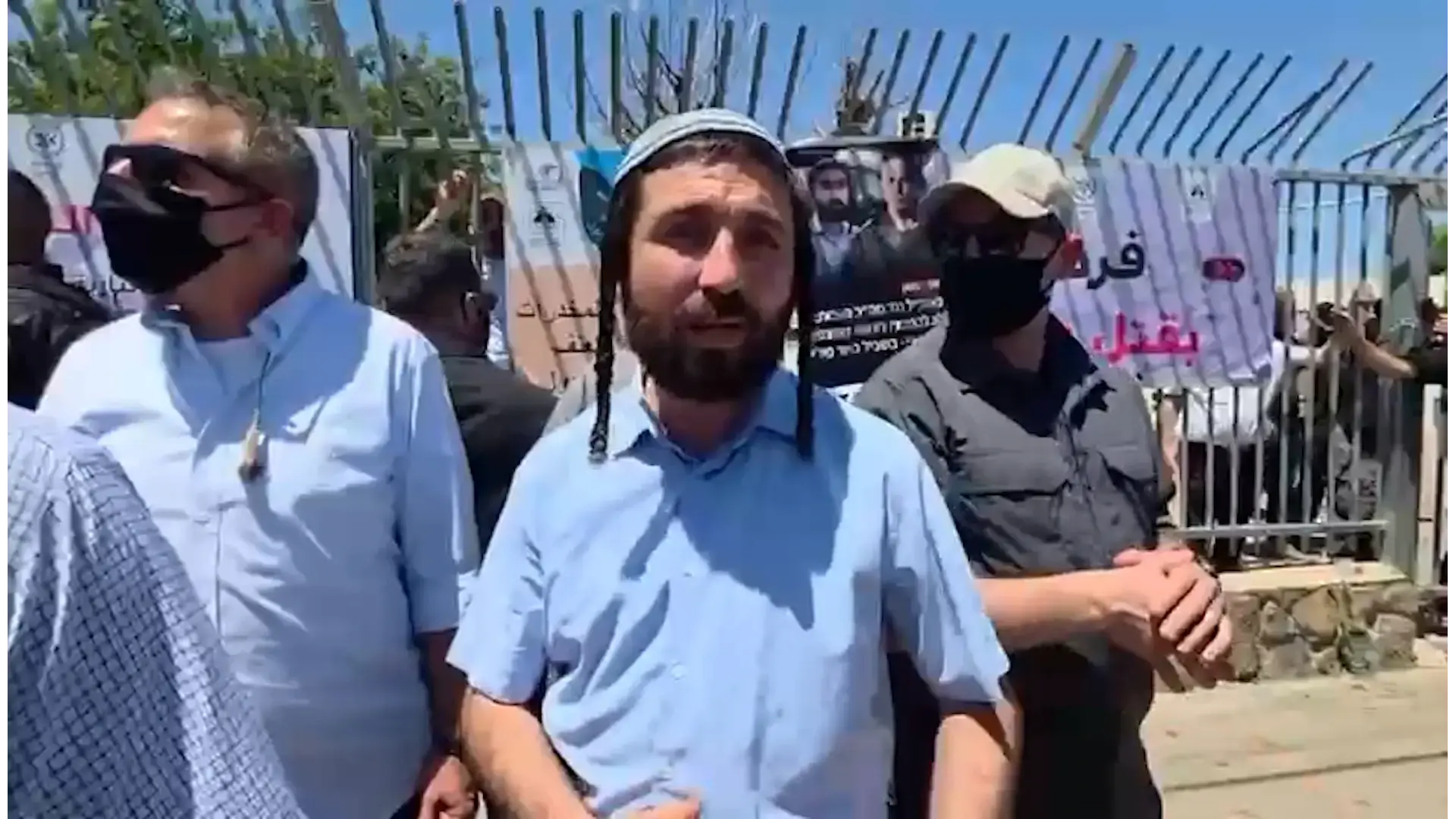 ח"כ צבי סוכות ביקר ביישוב בצפון, התושבים שפכו אקונומיקה כדי "לנקות את השטח אחריו"
