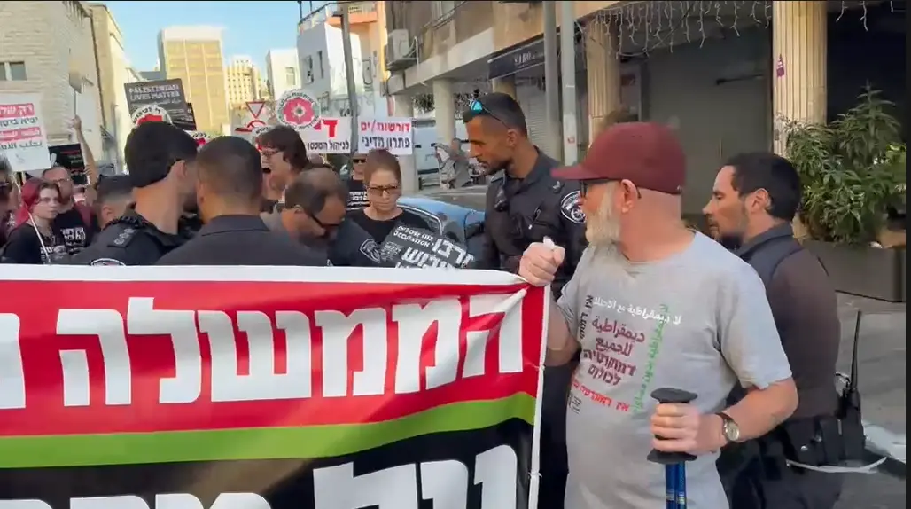 הפגנה בחיפה למען מדינה פלסטינית: תושב שפרעם הניף דגל פלסטין - ונעצר