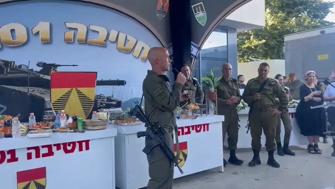 עומד על רגליו ומחייך: מח"ט 401 שנפצע קשה בלבנון הגיע לטקס החלפת הפיקוד