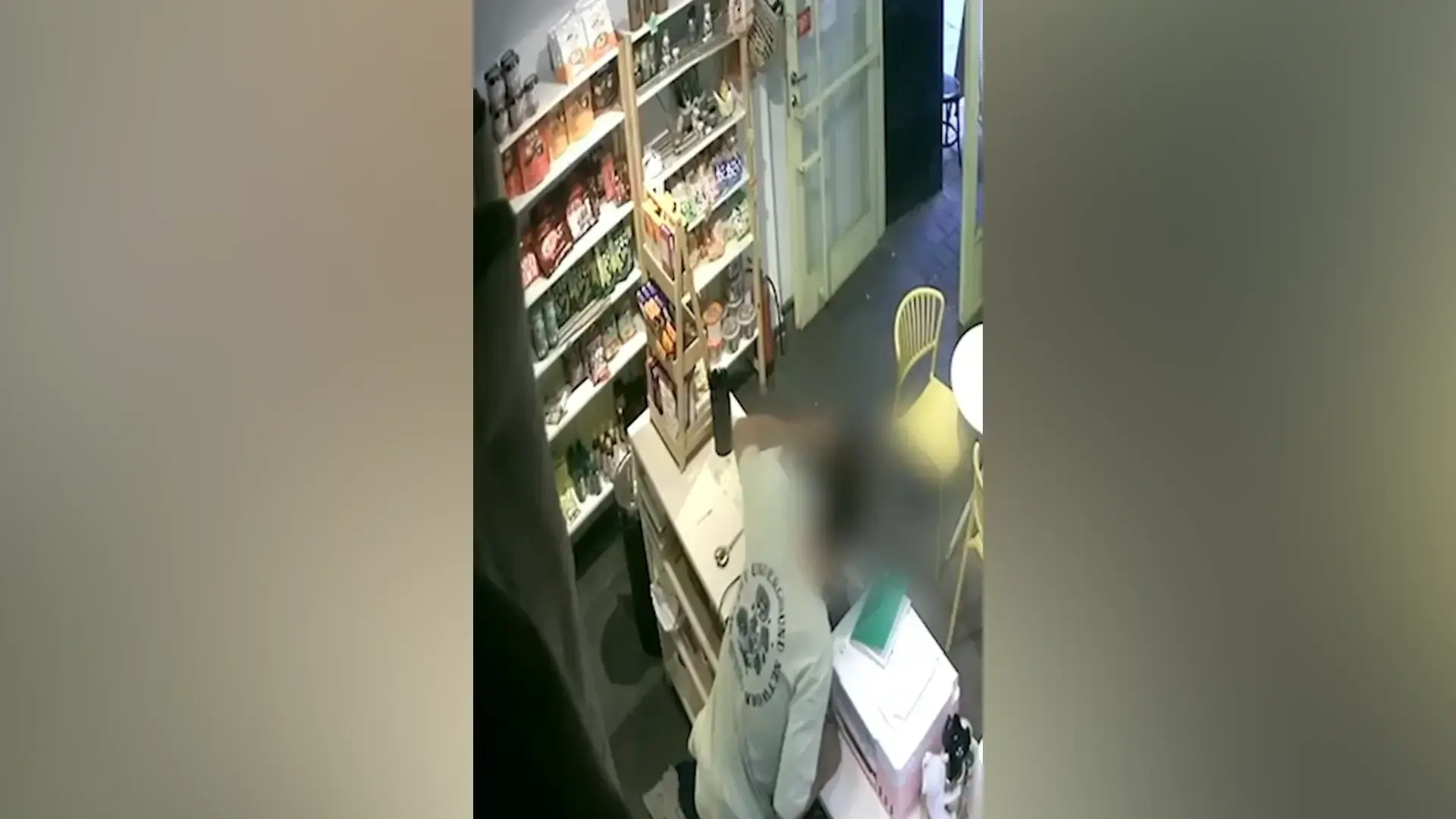 "אני אהרוג אותך": ניסה להימלט עם הקופה ואיים לדקור עובד שרדף אחריו