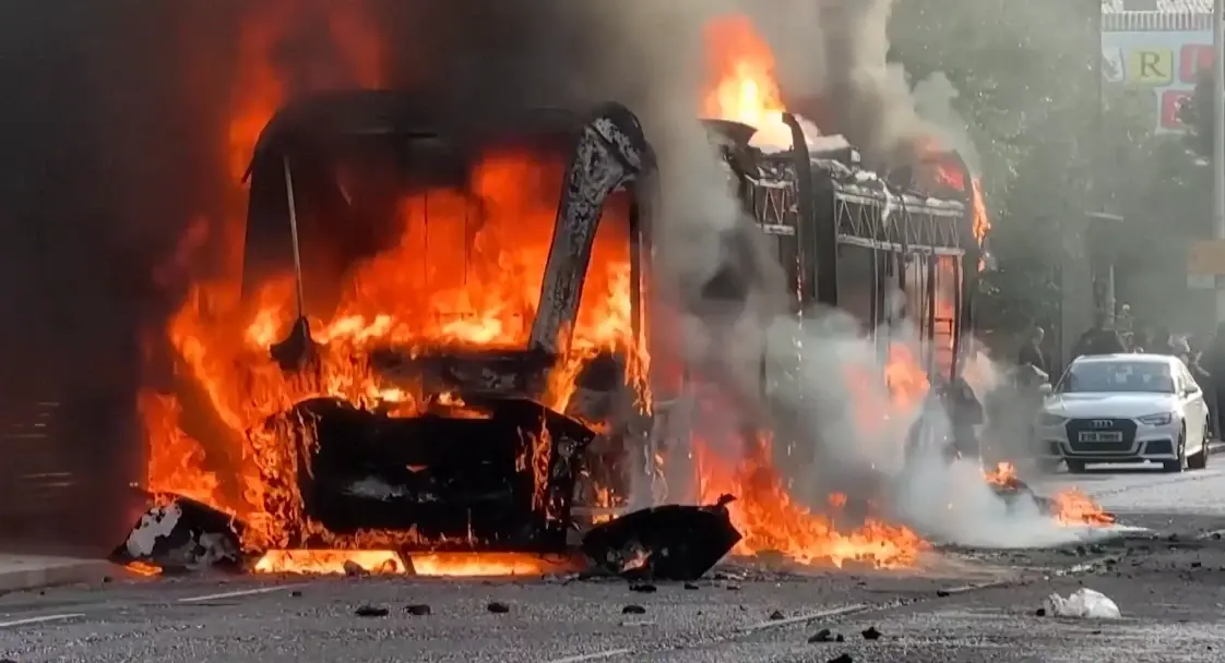 אחרי נסיון עריפת הראש: פרעות ליליות בבירת צפון אירלנד