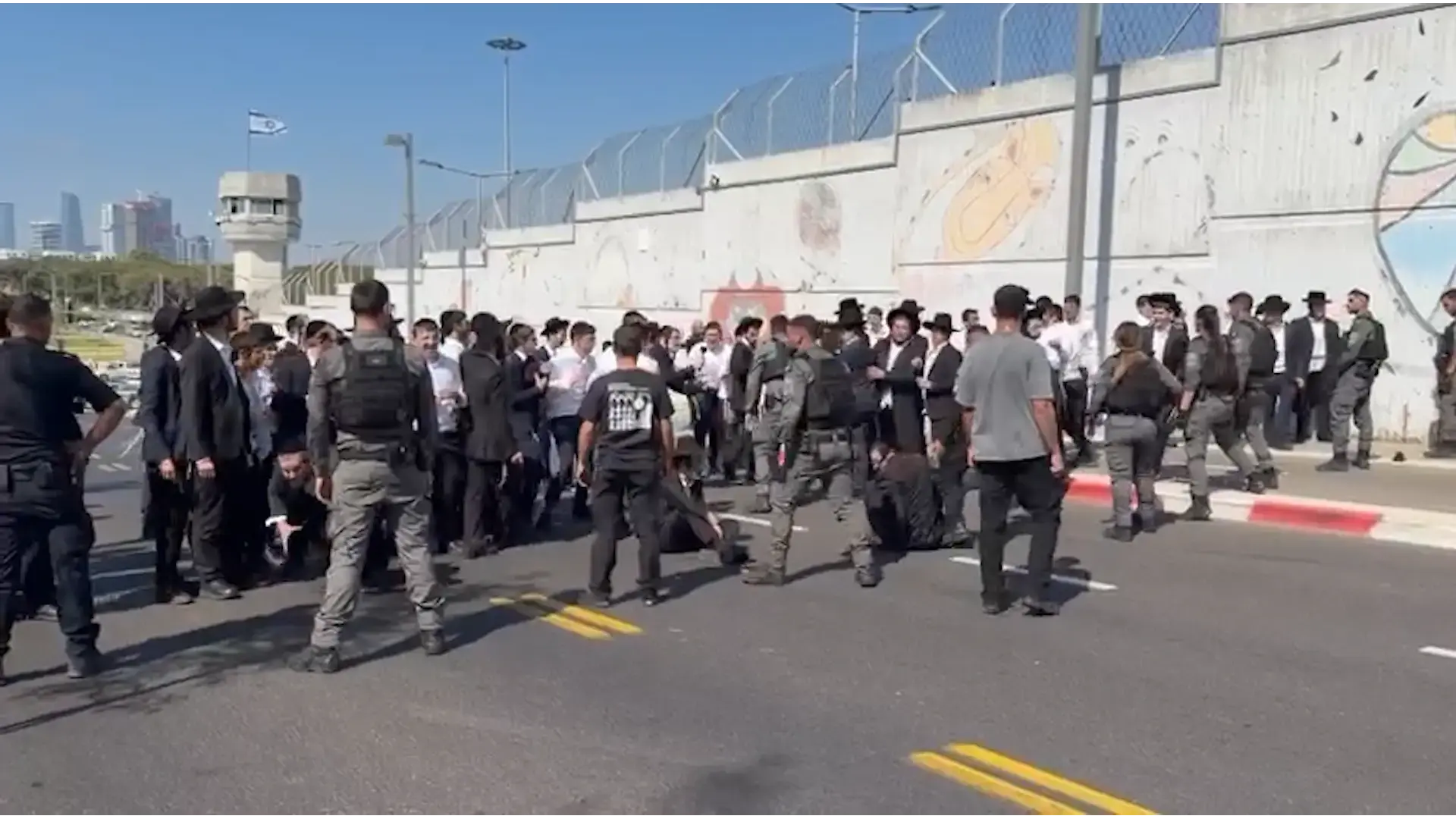 "אין מנדט להשתמטות": הפגנת ענק בכיכר הבימה בדרישה לשוויון בנטל