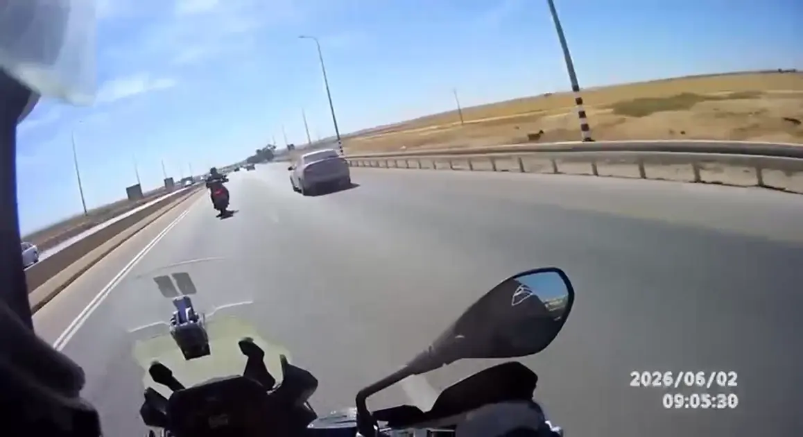 ברח מהשוטרים ו"טס" בין מכוניות - ללא שהוציא רישיון נהיגה מעולם | תיעוד