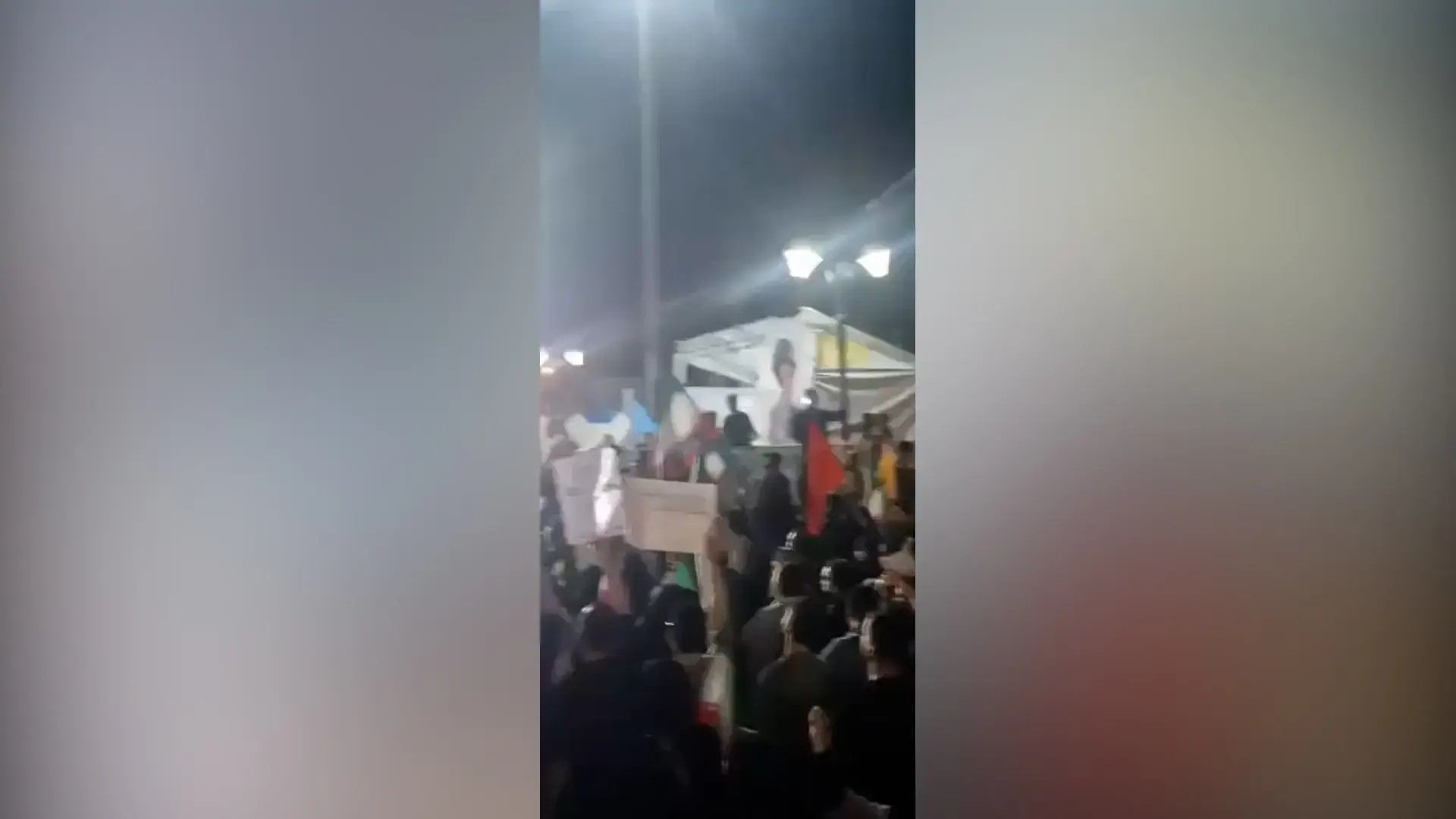 "אתם מביישים את חמינאי - עזבו את המדינה": קולות זעם באיראן נגד נציגי המו"מ