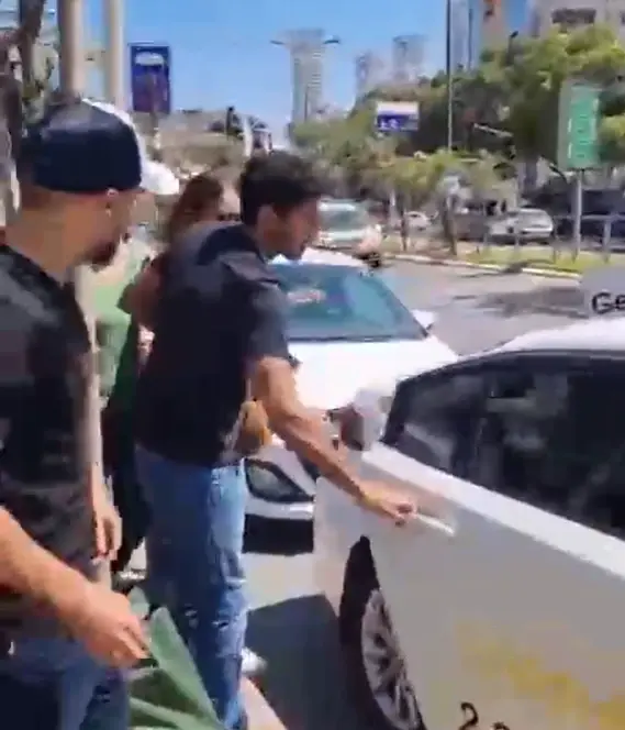 בנט התעמת עם מרדכי דוד בבני ברק; חפץ הושלך לעברו וחשוד נעצר