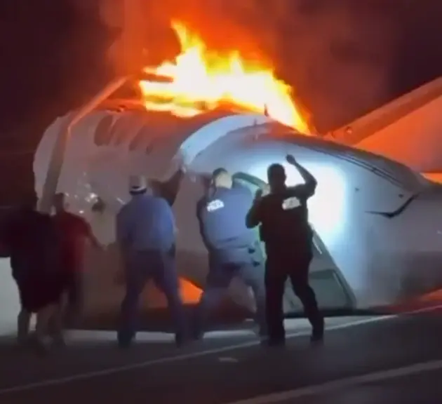 דרמה ביוון: מטוס פנטום התרסק לעיני אלפים במהלך מפגן אווירי