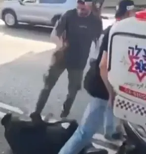 אחרי התיעוד שעורר סערה: השוטר שבעט במפגין הושעה מתפקידו