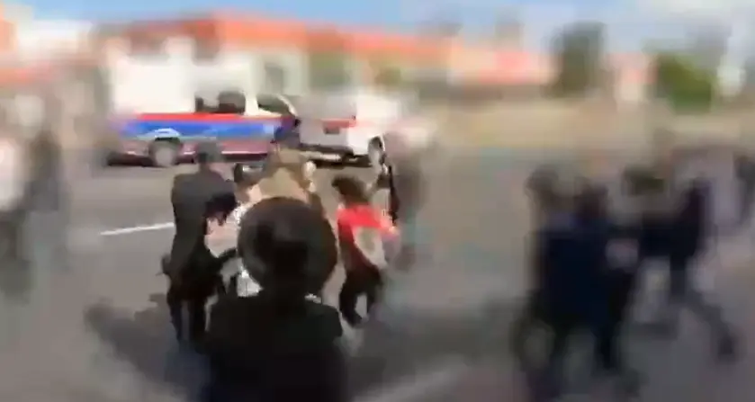 מהומות החרדים: הבלשית ניסתה לפנות מפגין - ואז הותקפה מאחור | תיעוד