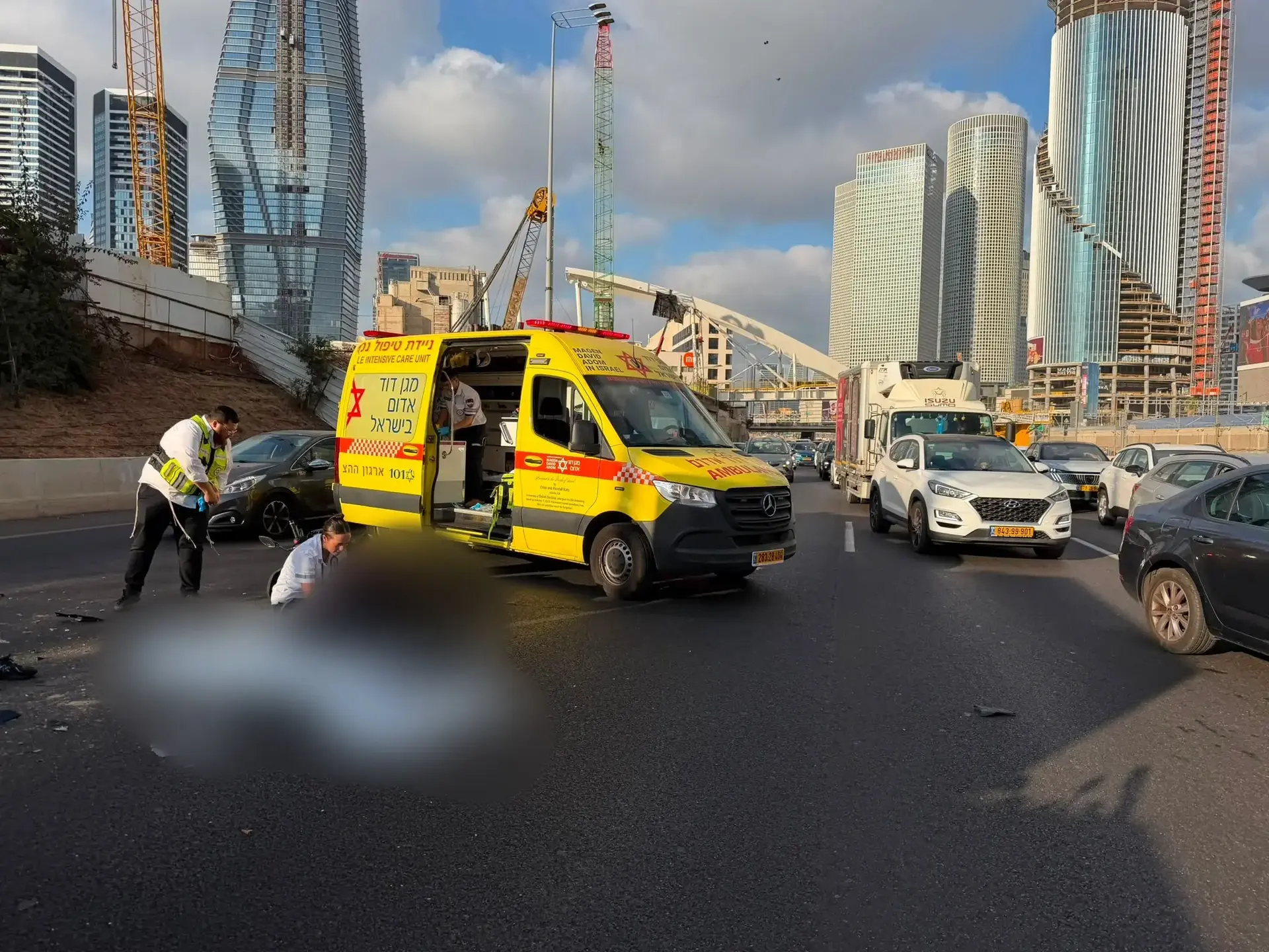 רוכב אופנוע כבן 50 נהרג בתאונת דרכים סמוך למחלף השלום בתל אביב