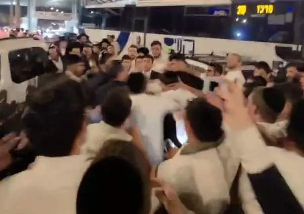בגלל דוח תנועה: מאות חרדים התפרעו במחסום מכבים והשחיתו ניידת
