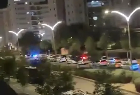 חשד: נהג ניסה לדרוס שוטר במחסום בתל אביב - אחד מנוסעי הרכב נפצע מירי והחשודים נמלטו