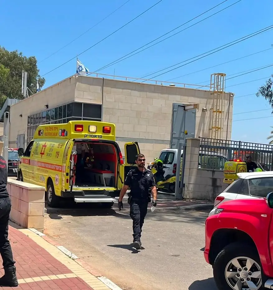 קריית ביאליק: פועל נפל לבור במפעל - מצבו קשה