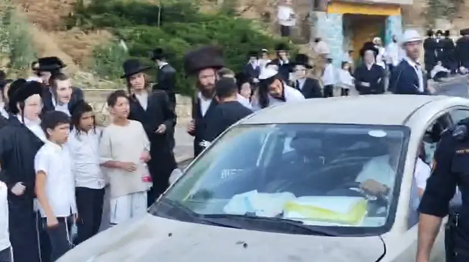 יריקות לעבר נשים וקריאות "שאבעס" לנהגים: הפגנות חרדים בכביש הראשי בצפת