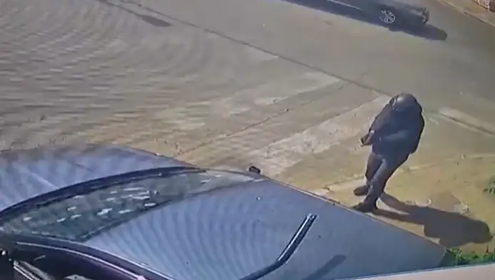יורים בעודם רוכבים על אופניים, מוודאים הריגה ונמלטים | תיעוד הרצח הכפול בקלנסווה