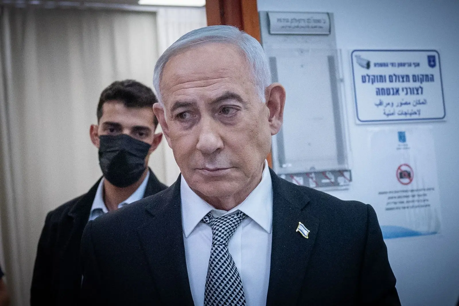 מחפש הצלה בבית המשפט: האם זו תחילת הנפילה של נתניהו?