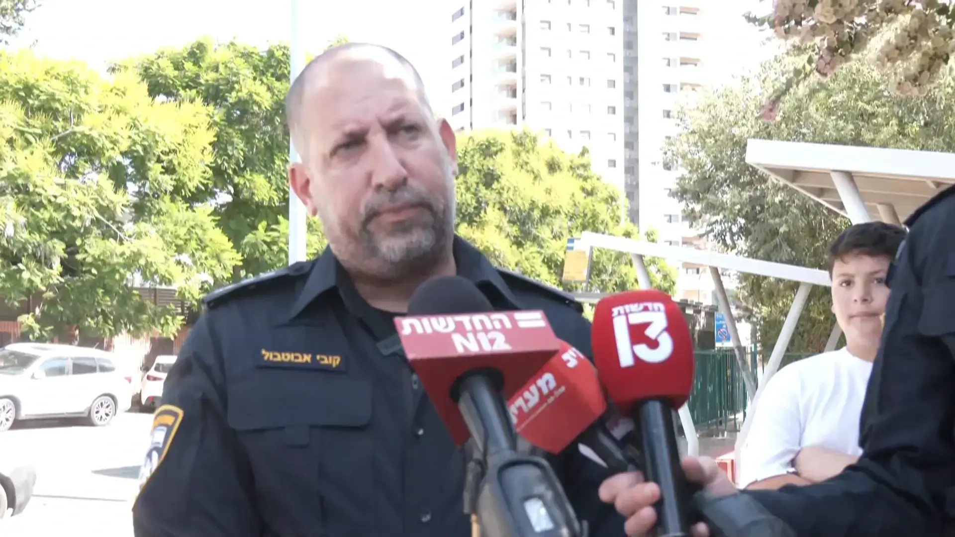 פרטים חדשים על זהות החשוד ברצח והדקות הדרמטיות; חסידי הרב חסמו את הכניסה לבית החולים