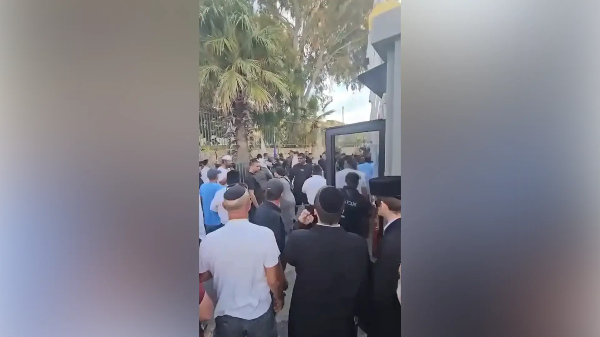 פרקו משטח גבס ממשאית, המלגזה התהפכה - והרגה עובר אורח בנתניה