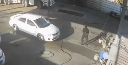טעות בזיהוי: מתנקשי ארגון הפשע התייצבו במכון השטיפה - ופתחו באש | תיעוד