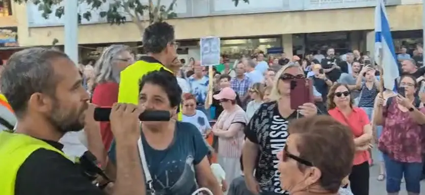 המאבק בערד מחריף: החלה הפגנת הענק נגד חסידות גור