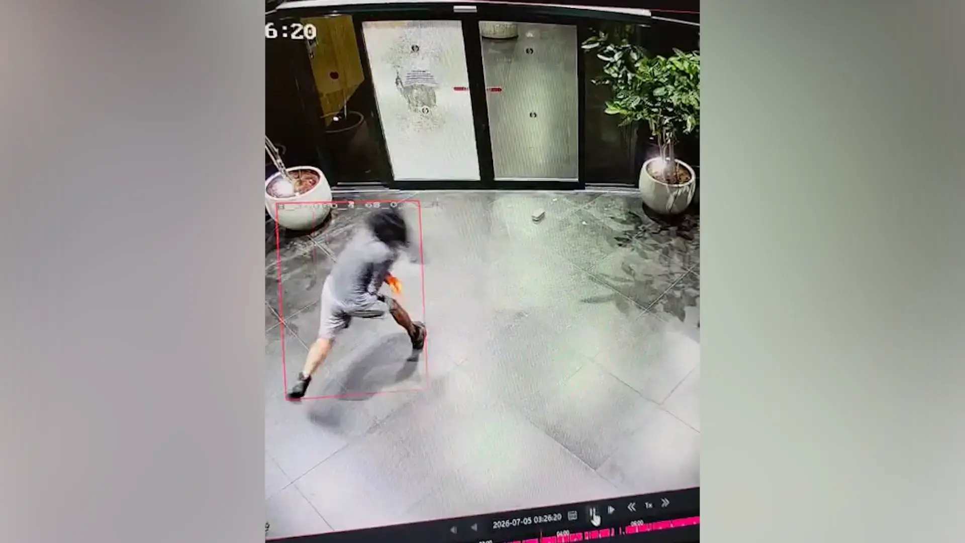 רעול פנים תועד מגיע לבניין חדשות 12, מנפץ את דלת הכניסה ונמלט | תיעוד