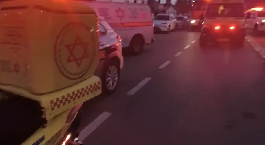 טרגדיה בשפלה: גבר נהרג לאחר שניסה להחליף גלגל לאוטובוס שקרס עליו