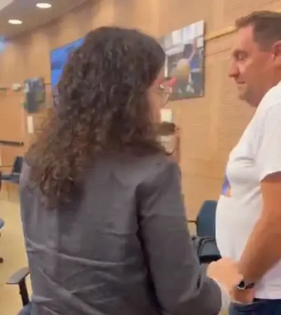 משמר הכנסת הוציא משתתף מדיון בשל חולצה עם הכיתוב "נזכור - עד החטוף האחרון"