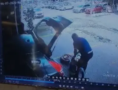 תיעוד: עובד בפנצ'רייה תקף באלימות קשה לקוח מבוגר | אישום