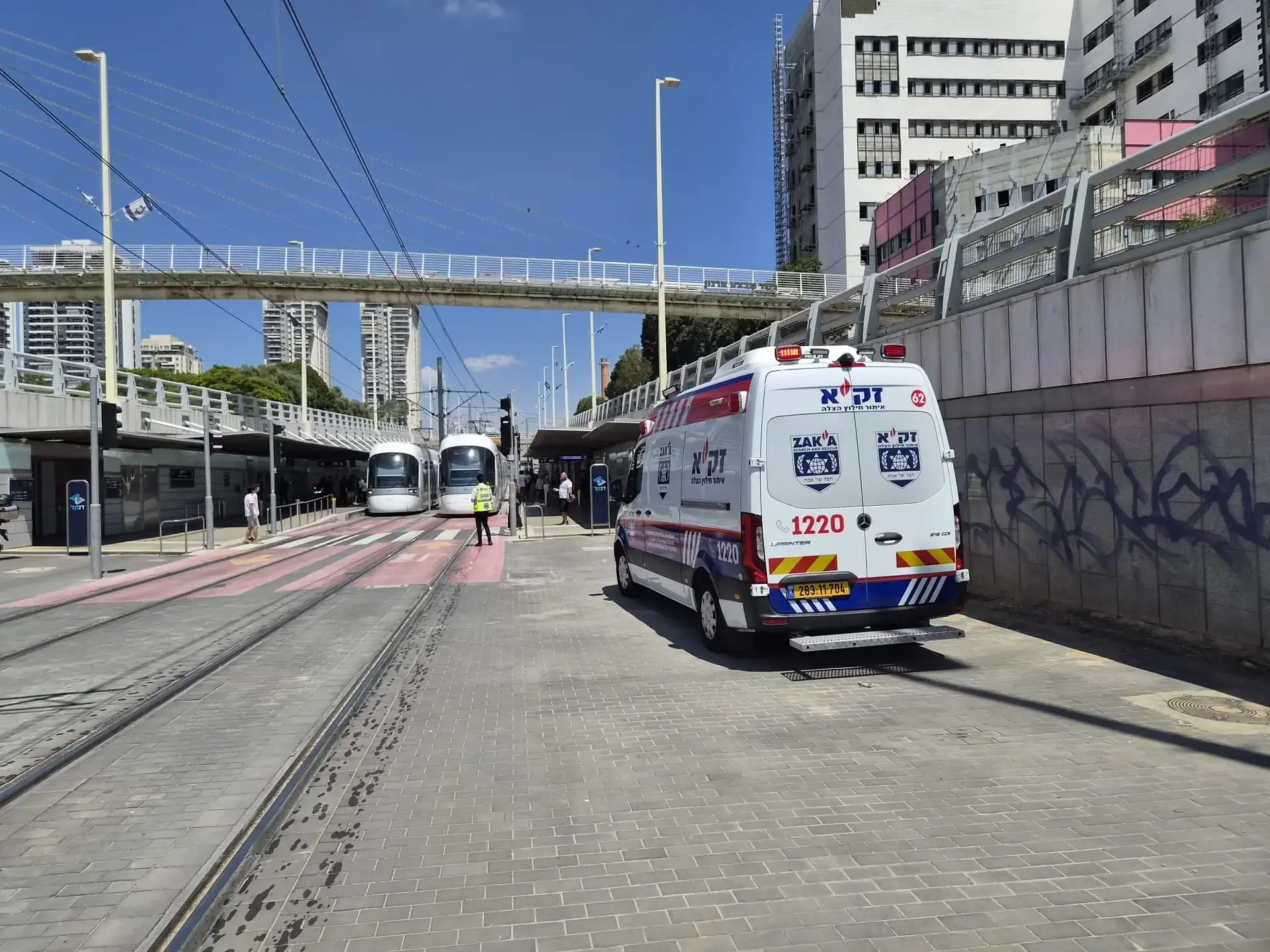 בפעם השנייה בפחות מיממה: גבר כבן 50 נפל מגשר על פסי הרכבת הקלה בפתח תקווה - מצבו קשה