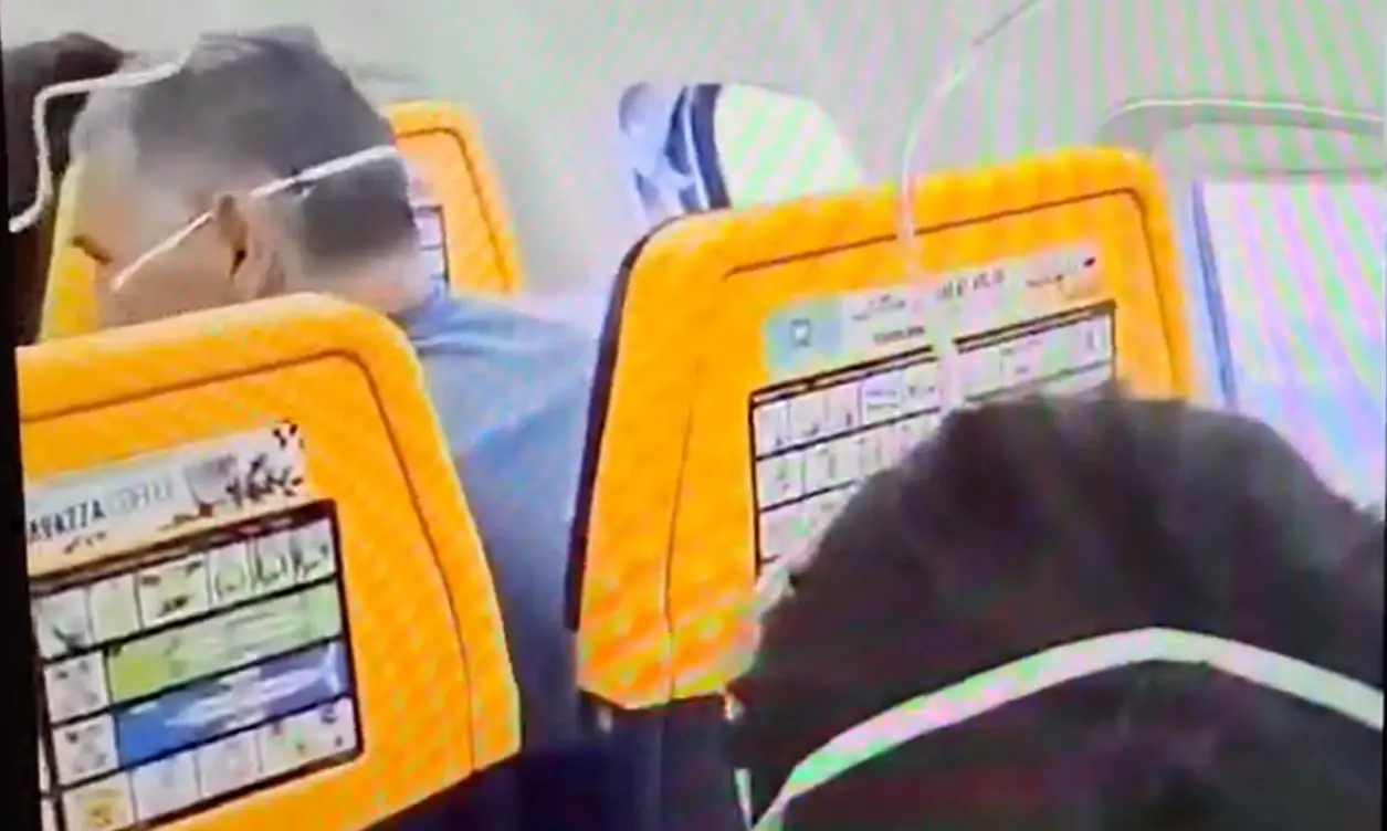 פאניקה בשמיים: חלון התנתק והתנפץ - ונוסע כמעט נשאב החוצה | תיעוד