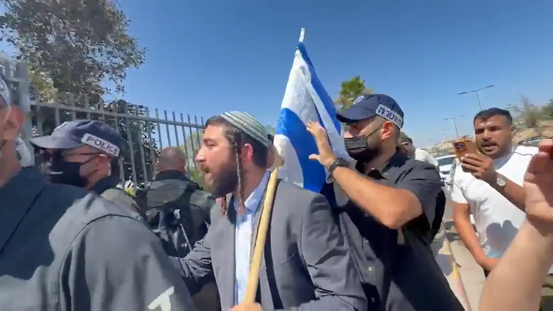 "אפס מאופס, מה יש לך ללמד את הילדים שלנו?": מהומה בביקור ח"כ צבי סוכות ברהט