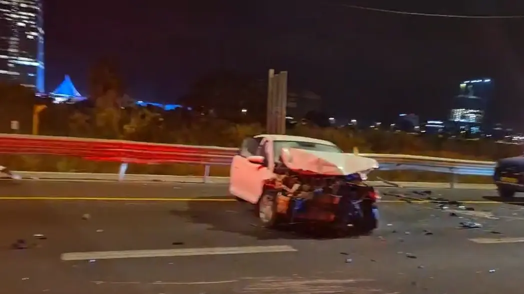 נקבע מותו של גבר בתאונת דרכים במחלף גלילות - פונו מספר פצועים בדרגות שונות