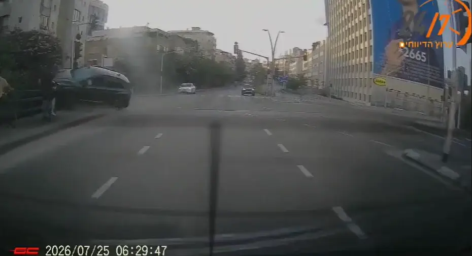 נהגת איבדה שליטה על רכבה, נפלה מגשר - וכמעט דרסה 2 הולכי רגל | תיעוד