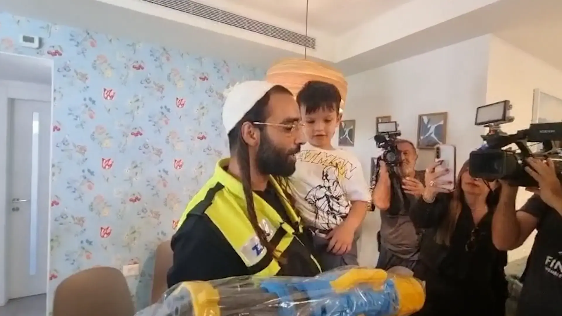 "איחדת את העם": המתנדבים במפגש מרגש עם יובל כוגן