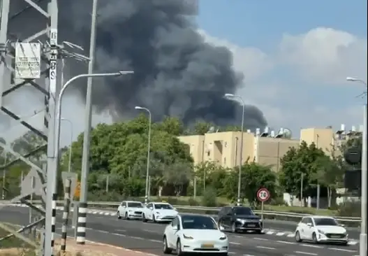 שריפה פרצה במחסני שטראוס בשדרות