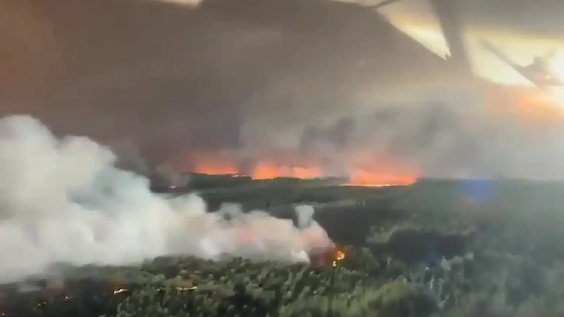 נמלטו מהלהבות וקפצו לים: עשרות חולצו בסירות משריפת הענק בכרתים