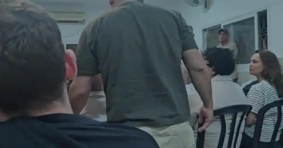 משתתף התפרץ לחוג בית של יורם כהן והאשים: "הכשרת לעינויים" | צפו בתיעוד