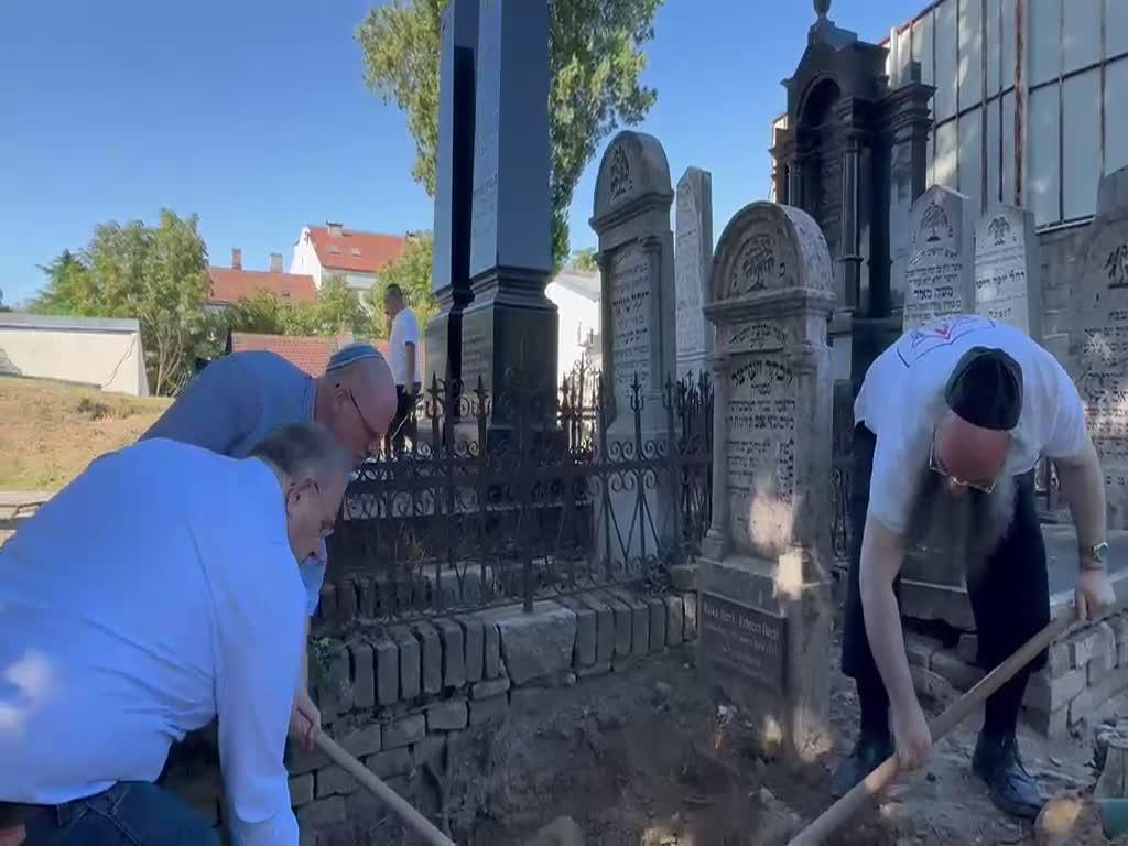"השורשים הספרדיים" של חוזה המדינה: מאחורי מבצע הקבורה של סבו וסבתו של הרצל