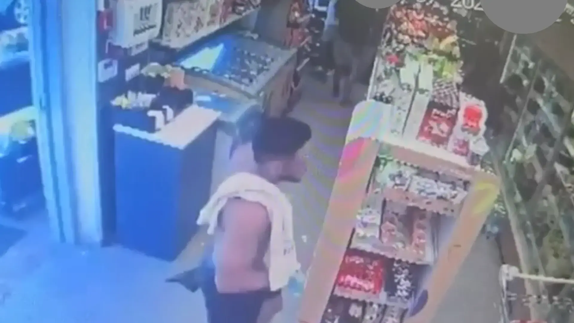 בלי חולצה, מתלבש בתחנת דלק ואז נעלם: התיעוד האחרון של אלדר דיין