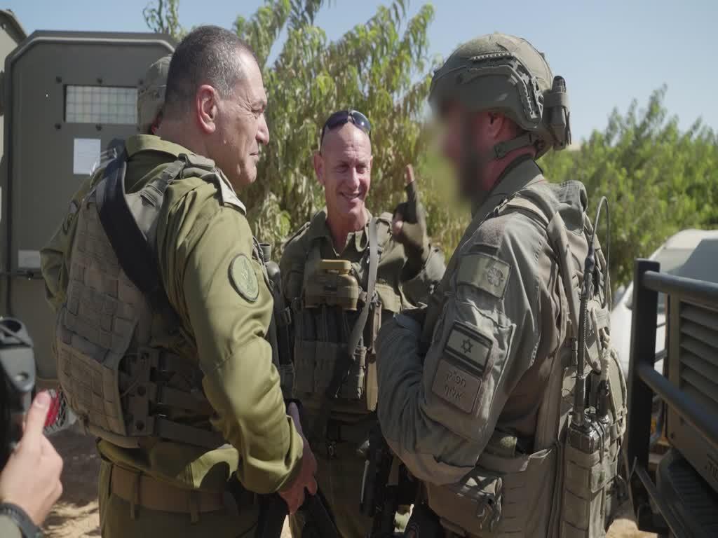 אמל"ח, תשתיות טרור - וספר ילדים עם תמונת חמינאי: השלל שנתפס בלבנון