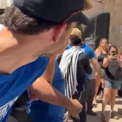 החשודה בהדבקת מנעול "קפה בסמטה" הורחקה מבית העסק