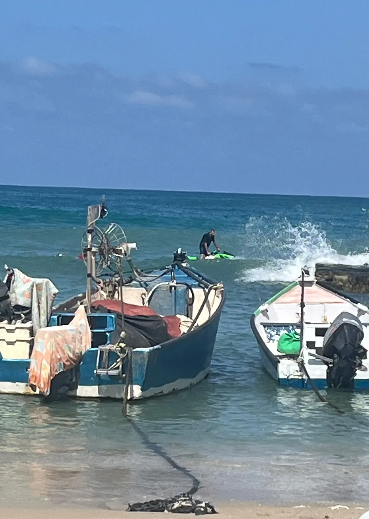 "חיי אדם אינם הפקר": אופנוע ים פגע בגולש והתושבים טוענים שהמשטרה לא אוכפת