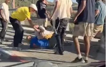 הסיר שלט לשחרור יגאל עמיר, הותקף בברוטליות - ומאושפז עם דימום מוחי | תיעוד