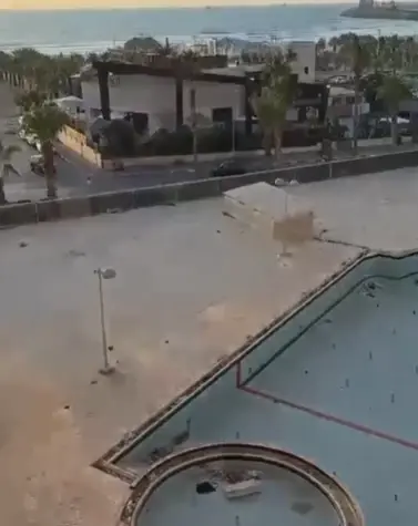 ויכוח סוער: שני חשודים תקפו שוטרים בחוף הים - שביצעו לעברם ירי הרתעה