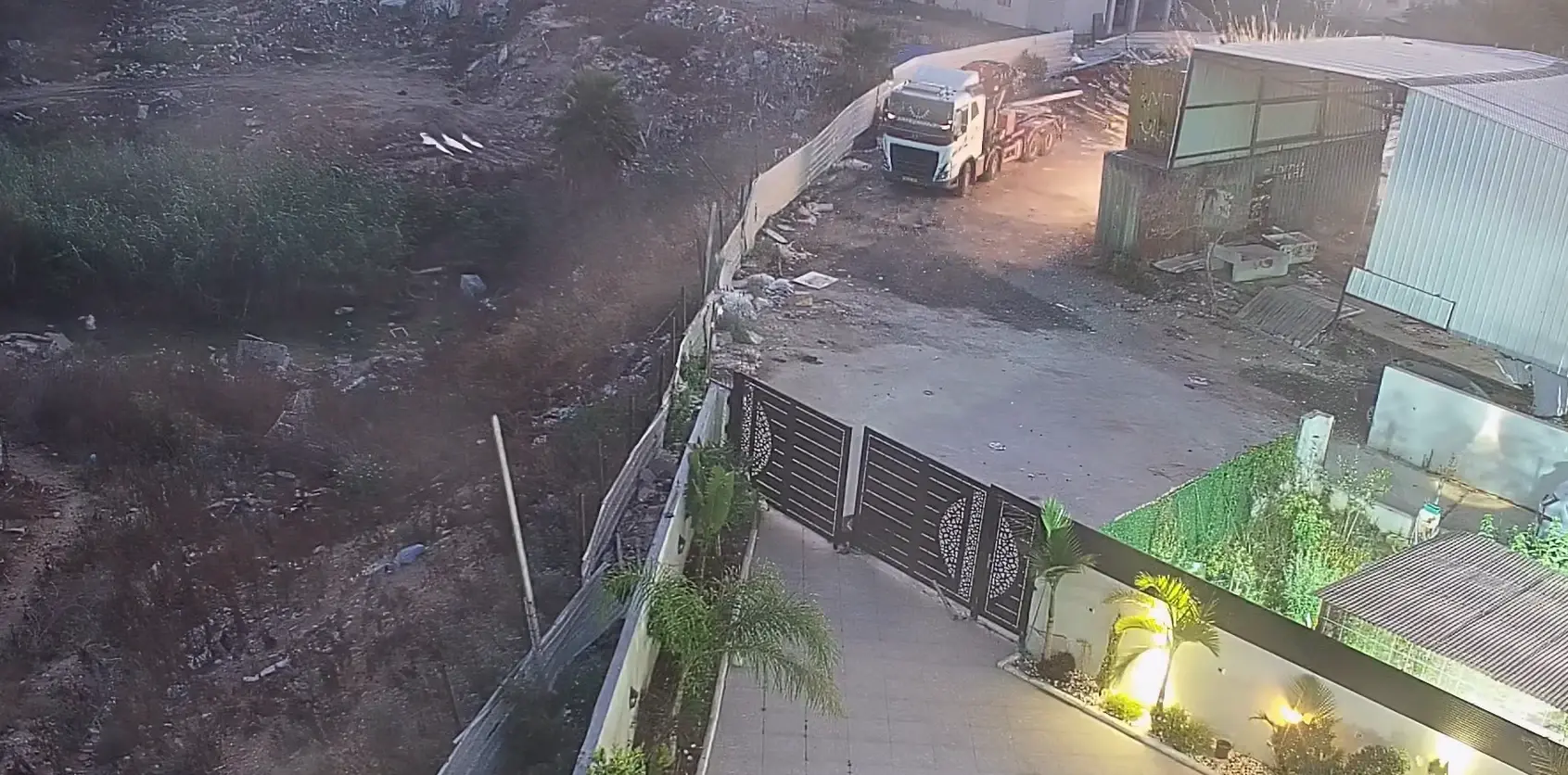 השליך רימון לעבר מתחם מגורים - ונמלט: כך מחסלים חשבונות בסכסוך משפחות | תיעוד