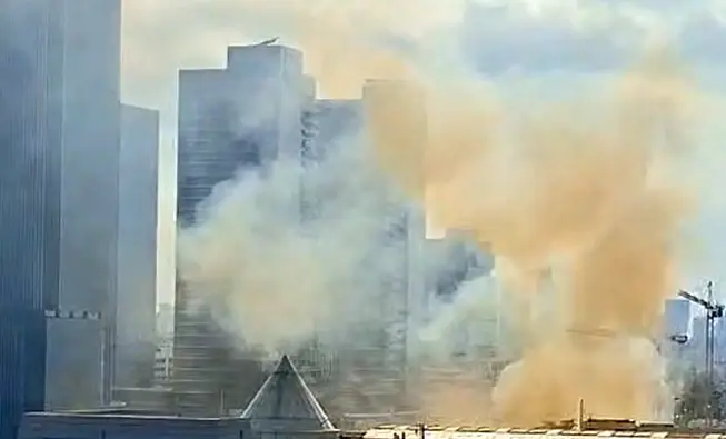 שעות של אש משתוללת: שריפה פרצה במתחם BIG בפתח תקווה, צירים באזור נחסמו